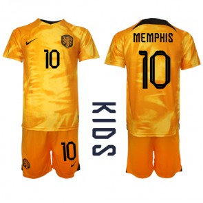 Holland Memphis Depay #10 Replika Babytøj Hjemmebanesæt Børn VM 2022 Kortærmet (+ Korte bukser)